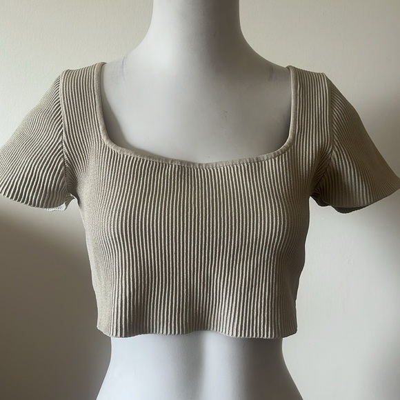 Aritzia Babaton Beige Ribbed Crop Short Sleeve Top size L - Picture 2 of 11